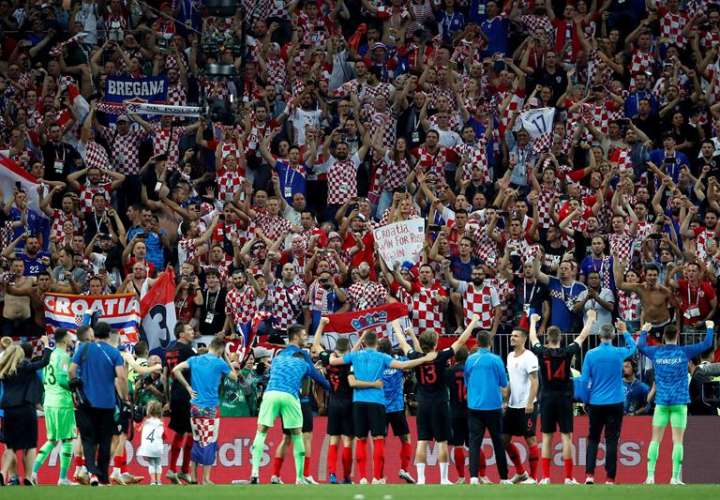 Jugadores croatas celebran la victoria tras el partido Croacia-Inglaterra, de semifinales del Mundial de Fútbol de Rusia 2018, en el Estadio Luzhnikí de Moscú. Foto EFE