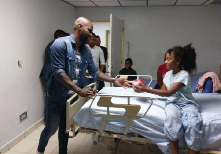 Felipe Baloy entrega regalo a paciente del hospital. Foto: Cortesía