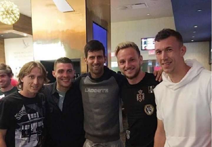 Novak Djokovic (centro) posa junto a las principales estrellas de la selección croata./ Instagram