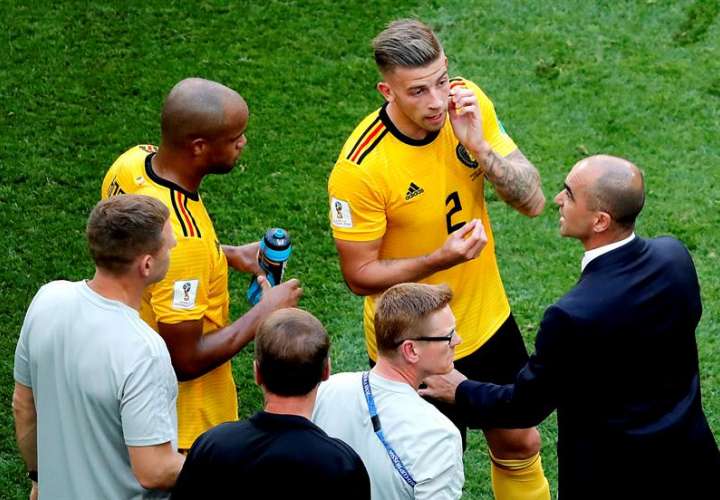 El entrenador español Roberto Martínez (dcha.) conversa con los jugadores de Bélgica, durante el partido por el tercer lugar ante Inglaterra. Foto EFE