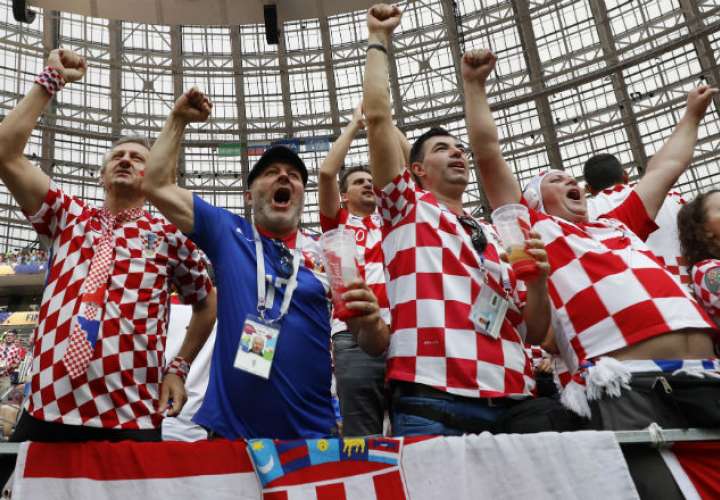 La afición de Croacia están listos para celebrar. Foto:EFE