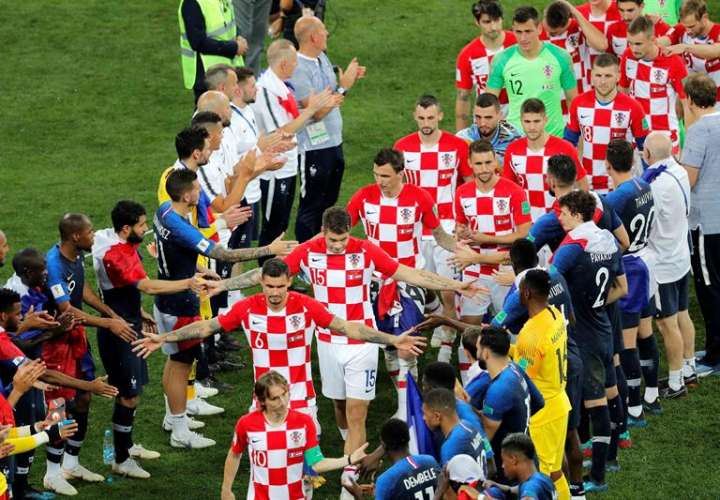  Jugadores franceses realizan el pasillo a los jugadores croatas tras el partido Francia-Croacia, final del Mundial de Fútbol de Rusia 2018, en el Estadio Luzhnikí de Moscú. Foto EFE