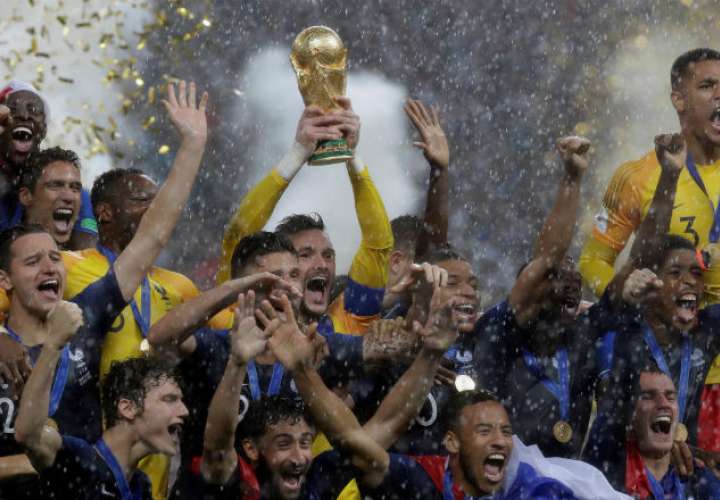Los jugadores de Francia celebrando su gran triunfo. Foto: EFE