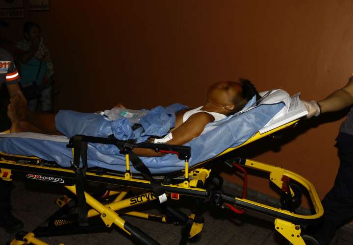 Vista general del ingreso de la víctima al cuarto de urgencia del hospital Santo Tomás. Foto: Alexander Santamaría