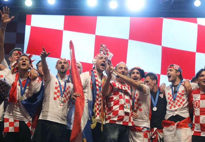 Jugadores de Croacia celebran con sus fanáticos al arribar a su país. Foto: AP