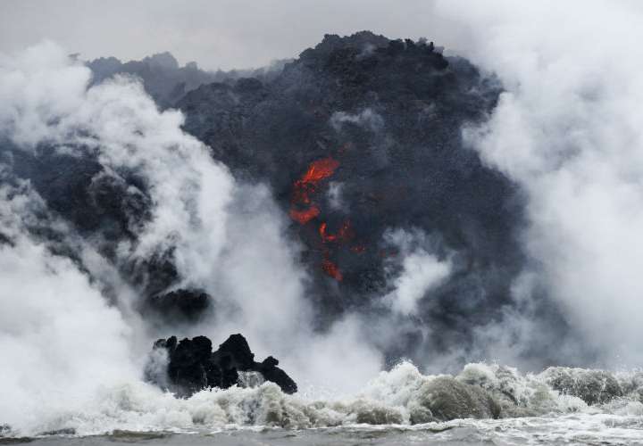 La lava proviene del volcán Kilauea, el cual ha hecho erupción desde principios de mayo en una zona residencial rural. AP