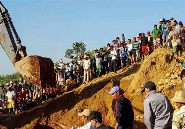 Foto de archivo de las labores de búsqueda de mineros enterrados por un deslizamiento de tierras en la mina de jade de Hpa Kant en el estado Kachin, norte de Birmania. EFE