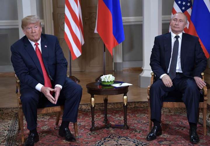 Los presidentes de EE.UU, Donald Trump (i), y de Rusia, Vladímir Putin, durante su primera cumbre formal celebrada en el Palacio Presidencial de Helsinki, Finlandia. EFE/Alexey Nikolsky/Foto cedida por el Kremlin