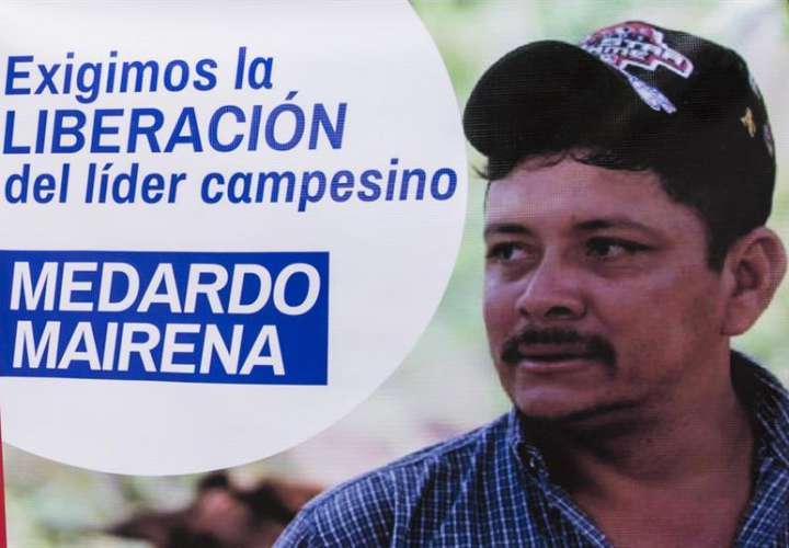 Primer plano de un cartel con la imagen del líder campesino y representante en la mesa de diálogo nacional Medardo Mairena durante un plantón frente a los juzgados de Managua (Nicaragua). EFE