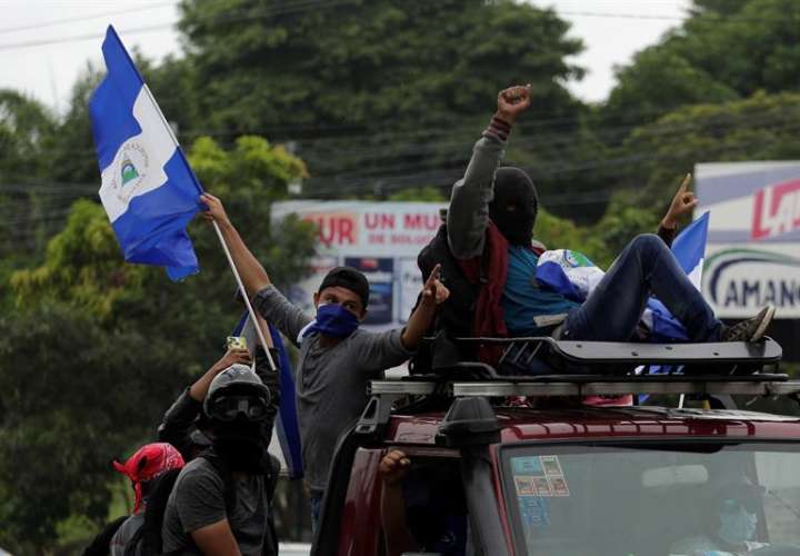 Cientos de personas a bordo de motocicletas, vehículos y camionetas salen de Managua (Nicaragua). Foto: EFE