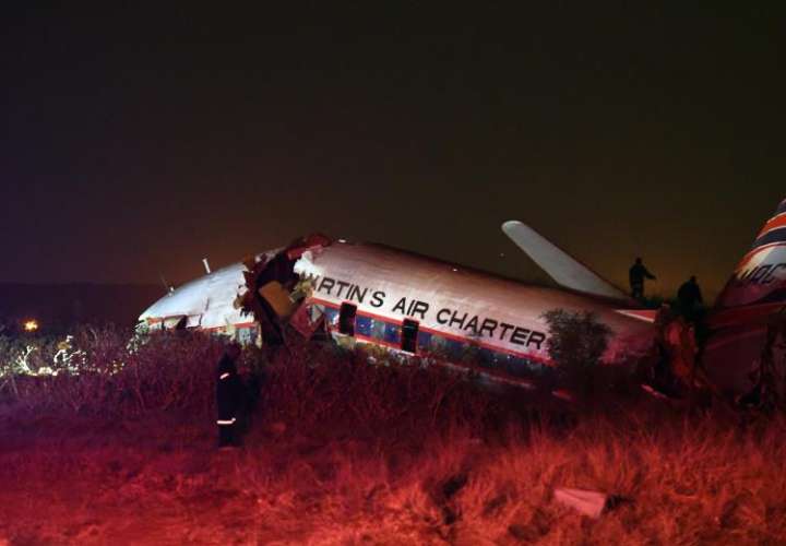 Vista de una avioneta que se accidentó el martes 10 de julio de 2018, cerca de Kameeldrift, al norte de Pretoria (Sudáfrica). EFE