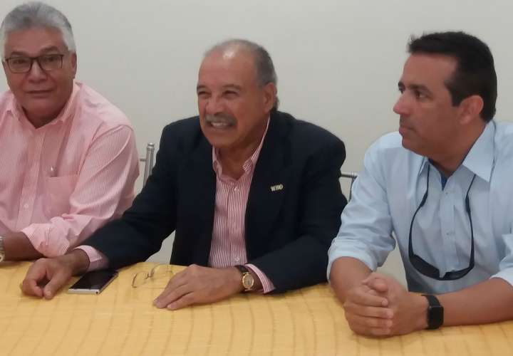 Francisco Valcárcel (c), presidente de la OMB, junto a Rolando Marco-Hermoso, vicepresidente del organismo (izq.) y el promotor puertorriqueño Peter Rivera. Foto: Joel Isaac González
