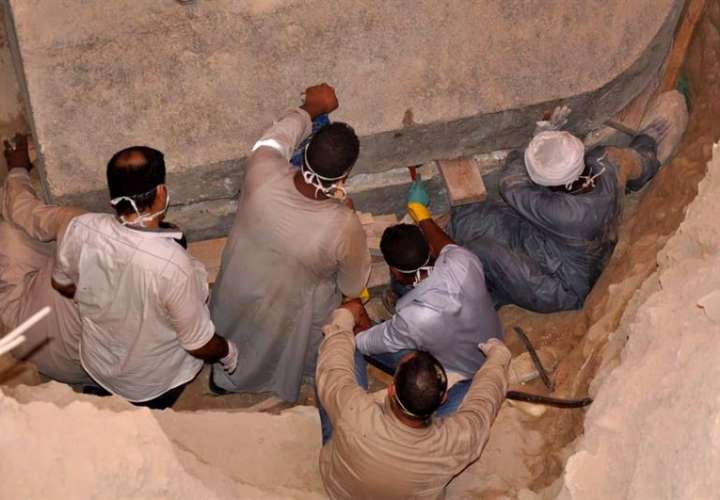 Arqueólogos egipcios se preparan para abrir el sarcófago, en el distrito de Sidi Gaber, en Alejandría (Egipto). Foto: EFE