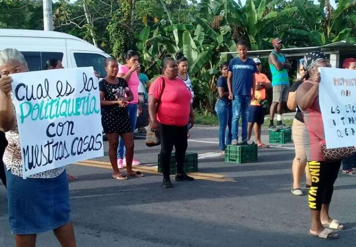Cierran carretera Panamá-Colón por entrega viviendas de forma política