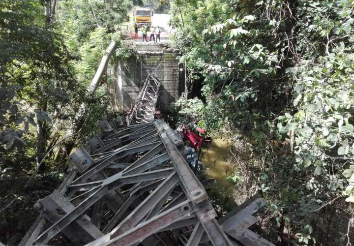 Articulado cae al río al colapsar puente en Barú