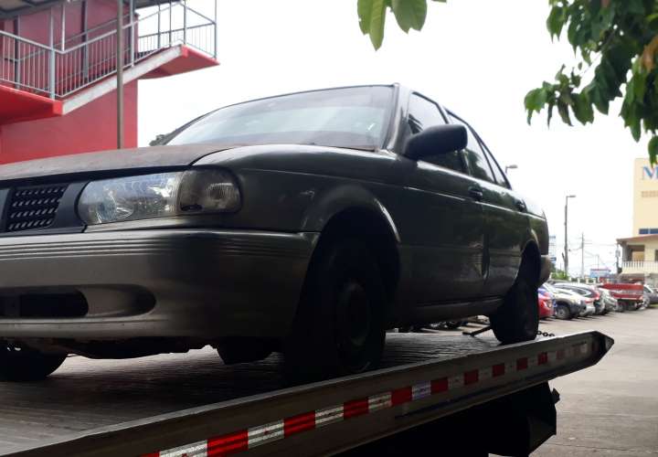 Remueven autos mal estacionados en hospital de Chitré