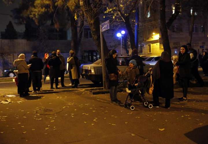 Iraníes esperan en una calle después del impacto de un terremoto el pasado diciembre cerca de Teherán (Irán). EFE/Archivo