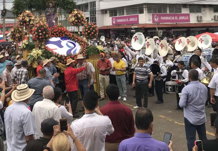 Devotos participan en procesión de Santiago Apóstol