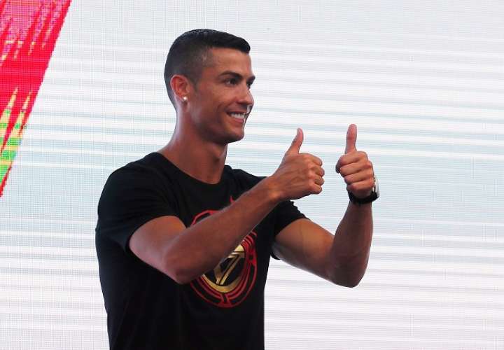El futbolista portugués del Juventus Cristiano Ronaldo saluda a sus fans durante un acto en Pekín incluido en su 'CR7 tour' anual, en Pekín, China./EFE