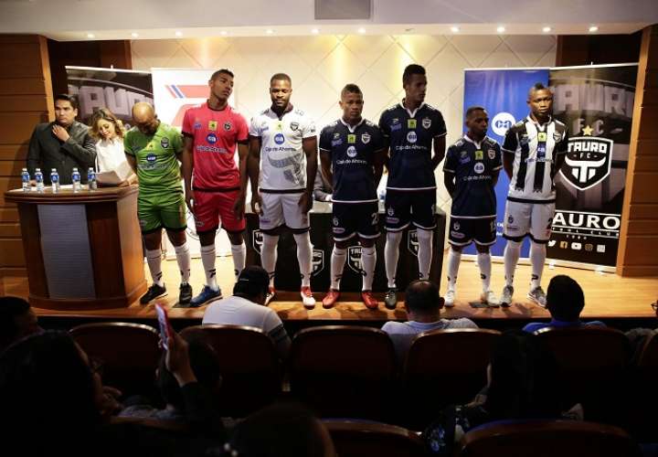 Jugadores durante la presentación de la nueva indumentaria deportiva y plantilla del Tauro F.C. para el torneo Apertura 2018 de la Liga Panameña de Fútbol (LPF)./EFE