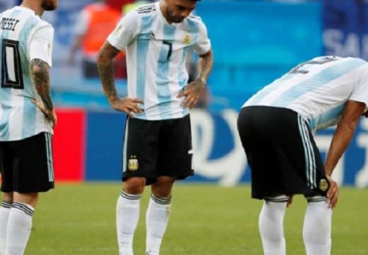 Jugadores de Argentina muestran su decepción tras quedar eliminados del mundial. Foto: EFE