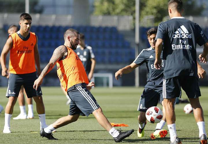 Isco (c) durante la sesión de entrenamiento de hoy sábado del Real Madrid previo a la gira en Estados Unidos. 