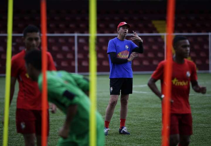 El técnico anglo-panameño Gary Stempel (c) dirige un entrenamiento de la selección de fútbol sub-17. Foto: EFE