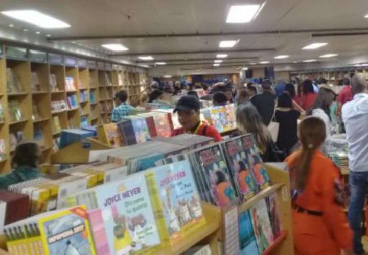 Librería flotante llega a Panamá