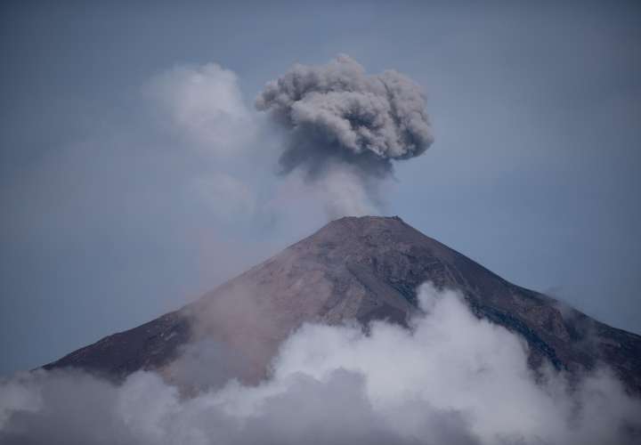 Nuevas explosiones en volcán de Fuego