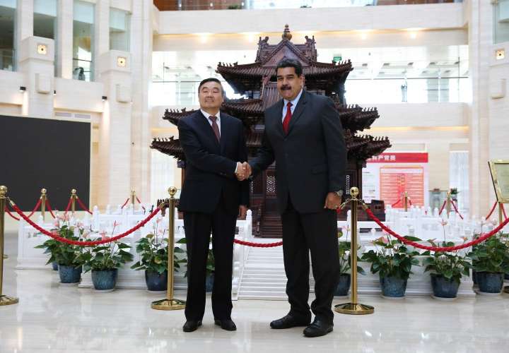 Cuestionan el viaje de Maduro a China