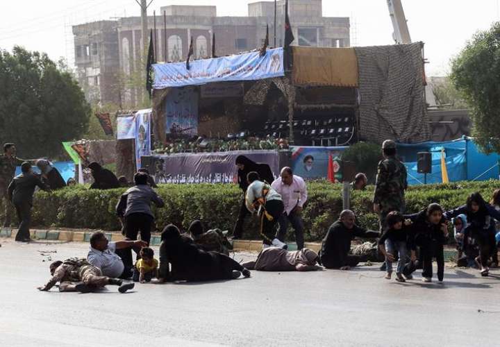 Algunos de los asistentes al desfile militar en Ahvaz del pasado 22 de septiembre, tratan de huir durante el ataque terrorista registrado en esta ciudad iraní. EFE/Archivo