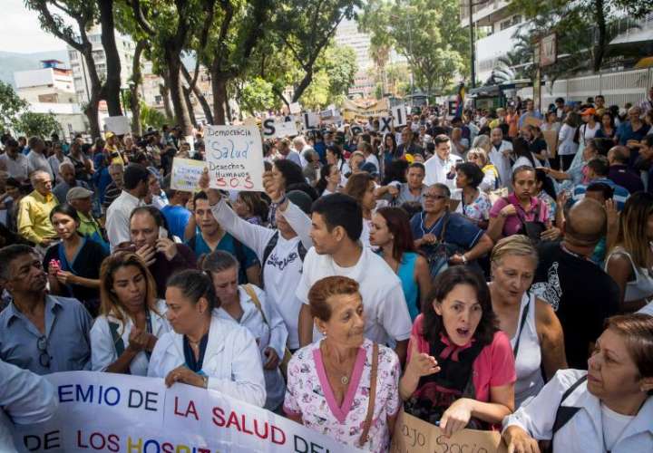Un grupo de trabajadores del sector salud protesta en Caracas (Venezuela). EFEArchivo