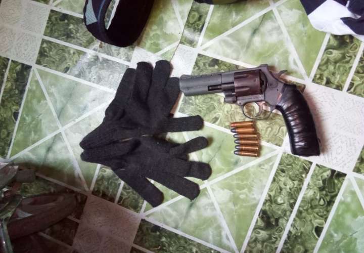 Vista general del arma recuperada por la policía. Foto: Diómedes Sánchez