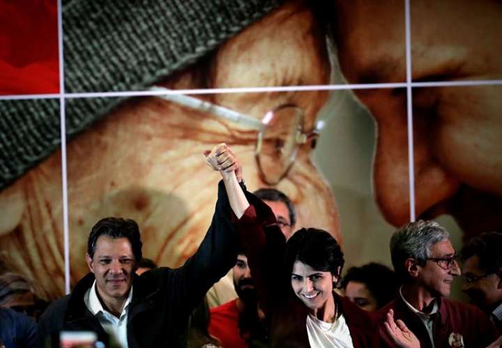 El candidato a la Presidencia de Brasil por el Partido de los Trabajadores, Fernando Haddad, y su fórmula vicepresidencial, Manuela Davila, fueron registrados este domingo, tras conocer su paso a la segunda vuelta de las elecciones presidenciales. EFE
