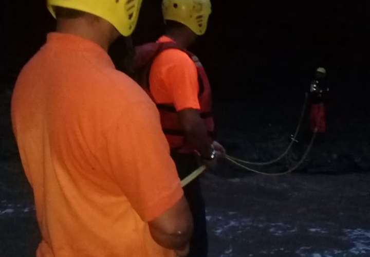 Cabeza de agua arrastró a dos personas en Los Cajones de Chame