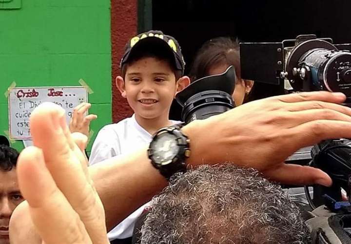 Fotografía cedida por la Coordinación Cultural de El Carmen muestra al niño Cristo José Contreras, de cinco años, hijo de Edwin Contreras, alcalde de El Carmen, en el departamento de Norte de Santander (Colombia). EFE