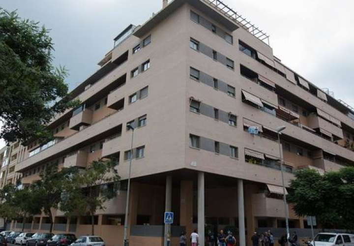 Vista general del edificio de Málaga capital donde esta mañana han fallecido una niña de 6 años y un hombre de 50 al precipitarse desde un quinto piso, suceso que investiga la Policía Nacional. EFE