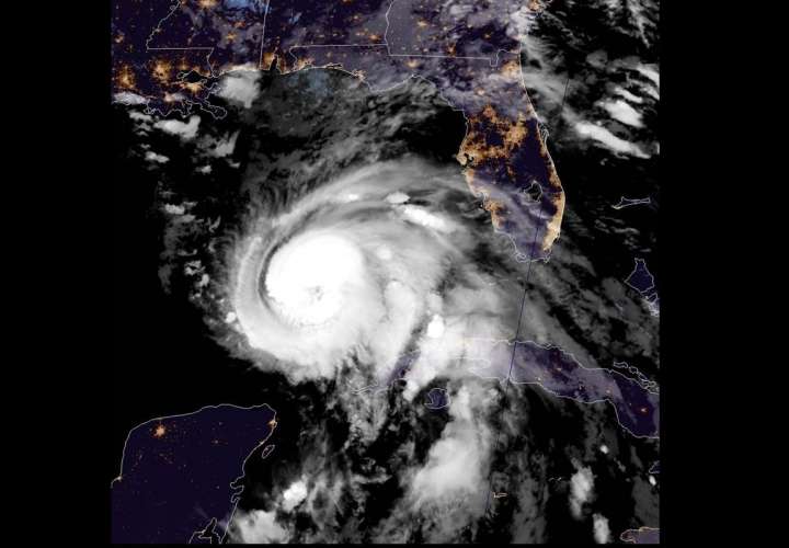 Imagen muestra el ojo del huracán Michael el cual subió hoy a categoría 2 y se pronostica tocará tierra mañana como huracán de categoría 3 (de una escala de 5) en la costa oeste de Florida. EFE