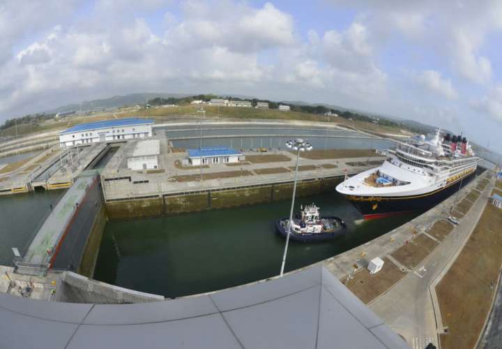 Canal Panamá logra récord de 442,1 millones toneladas transitadas por esa vía