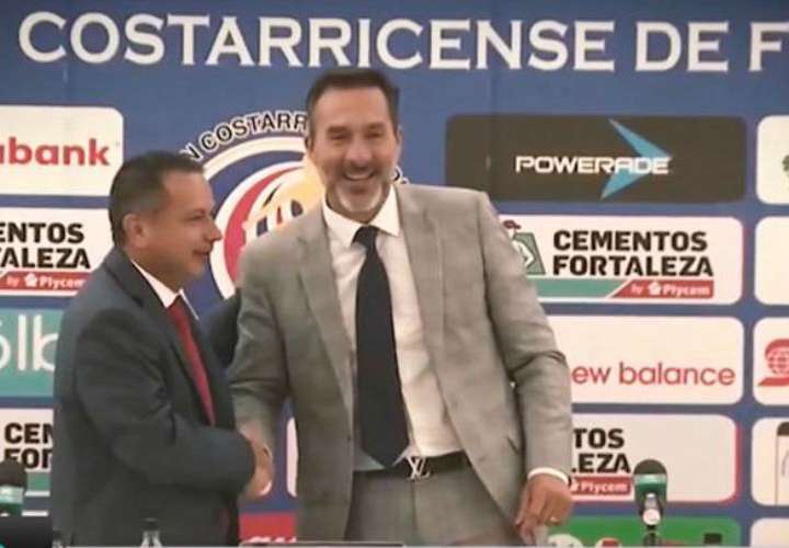 Gustavo Matosas cuando fue presentado en Costa Rica como nuevo técnico de los ticos.