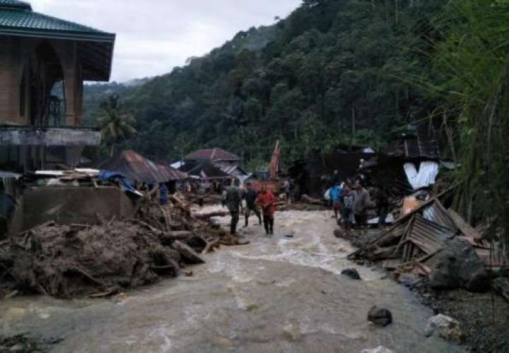 Al menos 22 muertos y 15 desaparecidos por el temporal en Indonesia