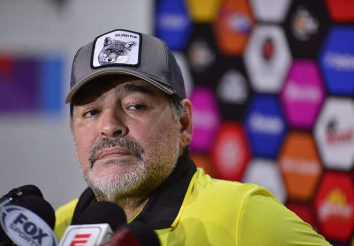  El técnico argentino de Dorados de Sinaloa, Diego Armando Maradona, reacciona en rueda de prensa. /EFE