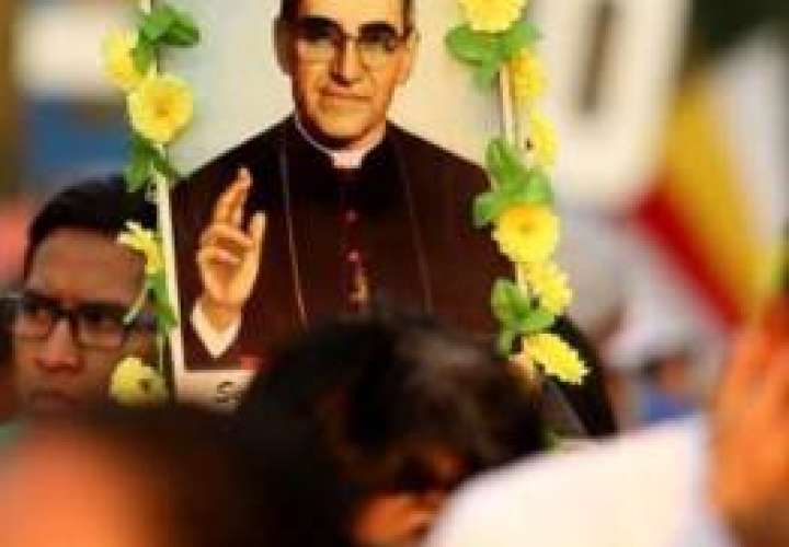 Cíngulo de Romero y camiseta de Pablo VI, símbolos de canonización de mañana