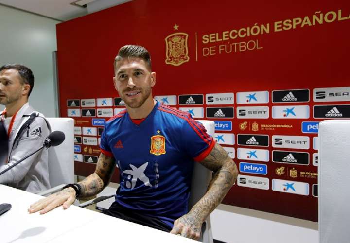 El capitán de la selección española, Sergio Ramos (d), durante la rueda de prensa ofrecida esta tarde en el estadio Benito Villamarín, en Sevilla./ EFE