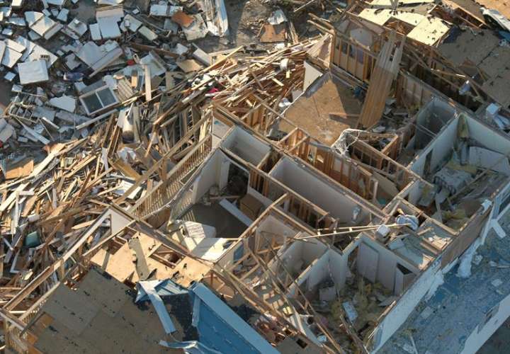  Fotografía aérea que muestra el destrozo ocasionado en una vivienda tras el paso del huracán Michael en Panamá City (Florida, EE.UU.). EFE/Customs And Border Protection