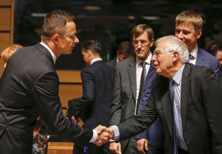 El ministro español de Exteriores, Josep Borrell (d), saluda a su homólogo húngaro, Peter Szijjarto (i), al inicio del Consejo de Ministros de la Unión Europea que se celebra en Luxemburgo hoy, 15 de octubre de 2018. EFE