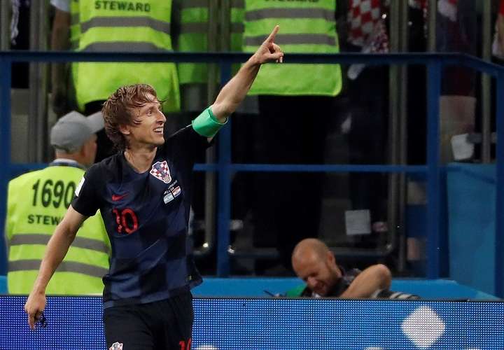 Luka Modric celebra tras marcar el 2-0 durante el partido Argentina-Croacia,. Foto: EFE