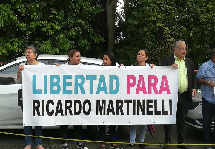 Exigen liberación del expresidente Martinelli en vigilia de apoyo