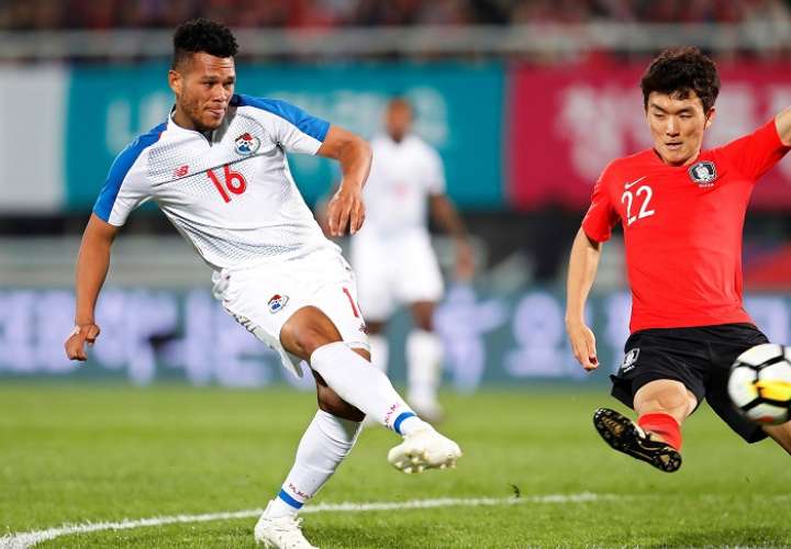 El panameño Rolando Blackburn (i) en acción durante el partido amistoso internacional disputado contra Corea del Sur, en Cheonan (Corea del Sur), hoy, 16 de octubre de 2018. EFE/ Jeon Heon-kyun