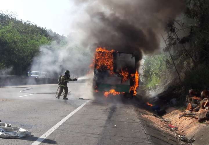 Momentos en que los  “camisas rojas” atacaban el incendio del bus  de la ruta Panamá -Colón, en el Corredor Norte.
